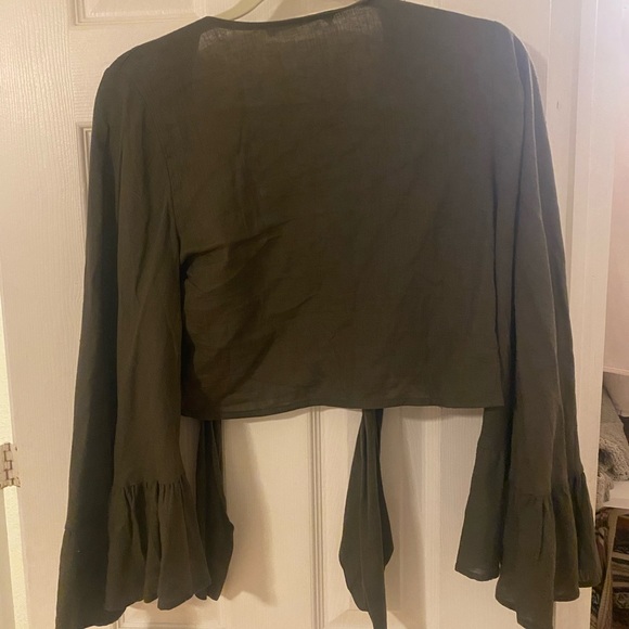 Front-tie butterfly sleeve crop top - Picture 3 of 4